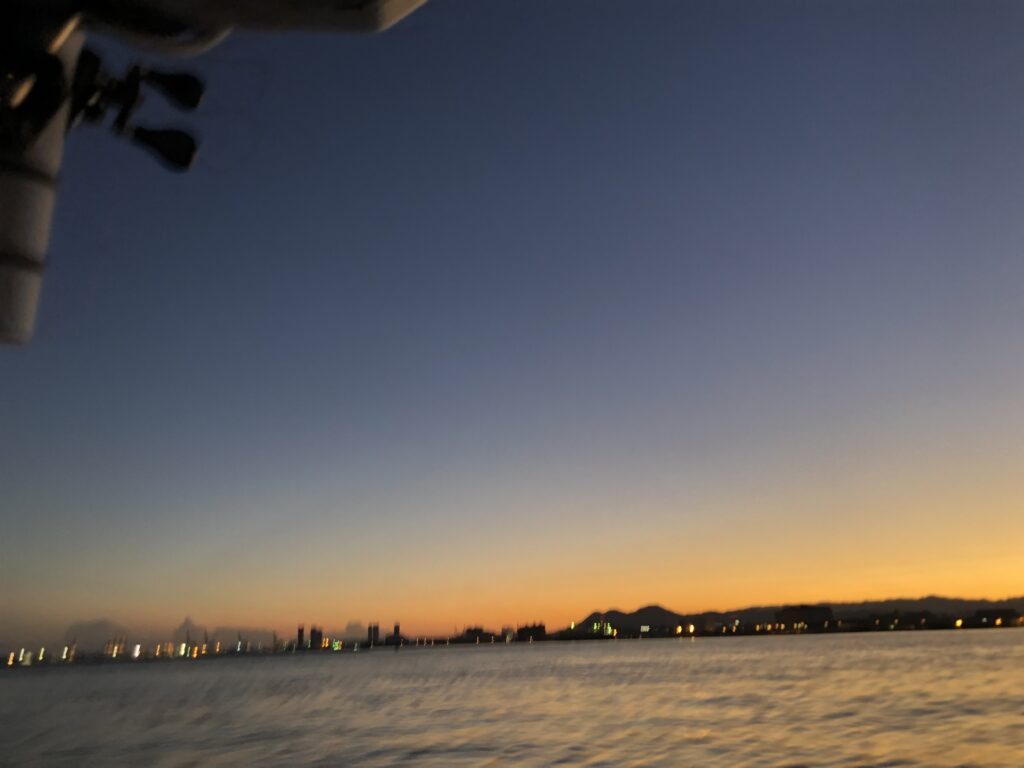 船の上から撮影した博多の朝日