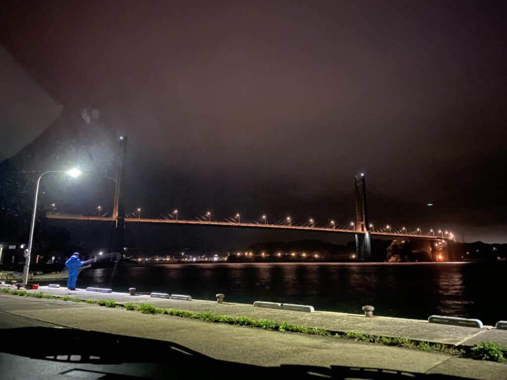 橋のある夜景