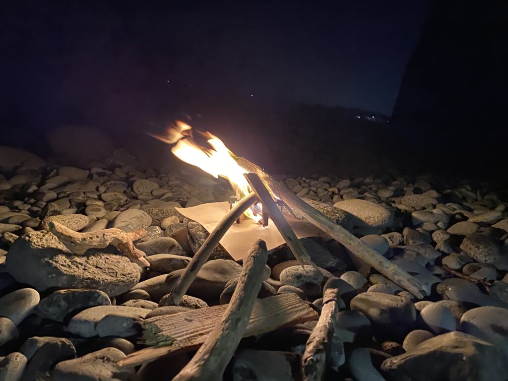 流木を使って焚き火