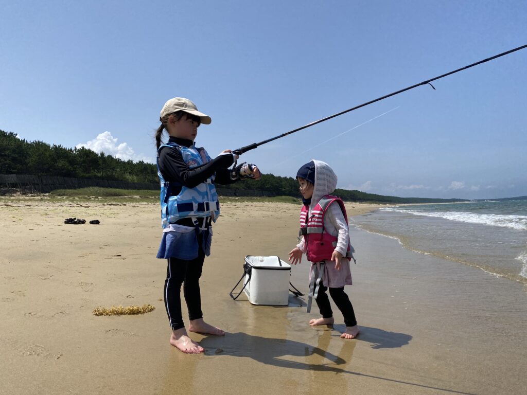 新宮浜で釣りをする子供たち
