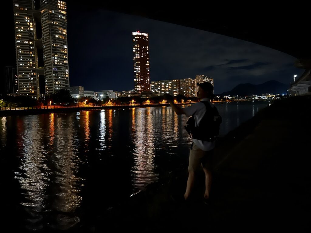 都会の夜景を見ながら釣りを楽しむ